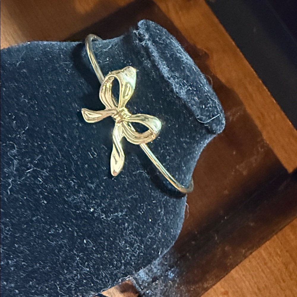 Elegant Gold Bow Bracelet